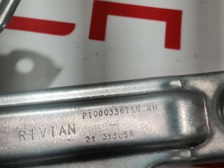 Кронштейн крепления обшивки двери, ориг. номер PT00033671D, Rivian R1T 2021-2024