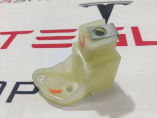 Кронштейн крепления обшивки двери, ориг. номер PT00240385, Rivian R1T 2021-2024
