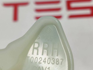 Кронштейн крепления обшивки двери, ориг. номер PT00240387, Rivian R1T 2021-2024
