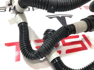 Патрубок системы охлаждения (RIVIAN R1T), ориг. номер PT00061705-E, PT00061735-E, Rivian R1T 2021-2024