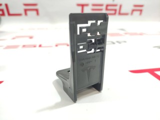 Кронштейн крепления электропроводки, ориг. номер 1047662-00-C, Tesla Model X 2015-2021