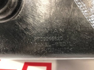 Накладка багажника внутренняя (пластик), ориг. номер PT00000351-H, PT00000468, PT00016620, Rivian R1T 2021-2024