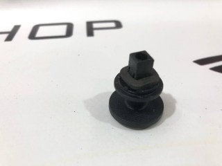 Клипса шпильки крепления грузовой сетки, ориг. номер PT00013136-H, Rivian R1T 2021-2024