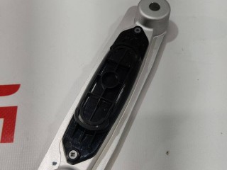 Петля (фиксатор) багажа, ориг. номер PT00038369-B, Rivian R1T 2021-2024