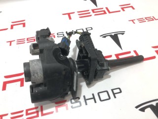 Люк порта зарядки, ориг. номер PT00051645, PT00053407, Rivian R1T 2021-2024