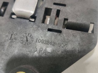 Кронштейн мотора привода люка, ориг. номер 6008694, 1003242-00-A, Tesla Model S