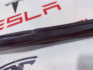 Уплотнитель проема дверного, ориг. номер 1090499-00-K, Tesla Model 3 2017-2021
