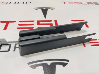 Заглушка салазки сиденья, ориг. номер 1061613-00-D, Tesla Model X 2015-2021