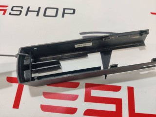 Заглушка салазки сиденья, ориг. номер 1062352-00-D, Tesla Model X 2015-2021