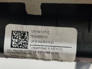 Накладка межсекционная подъемной задней двери, ориг. номер 1051547-06-C, 1053673-00-A, Tesla Model X 2015-2021