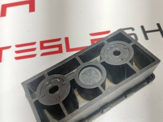 Опора под домкрат (подушка), ориг. номер 1045887-00-B, Tesla Model X 2015-2021