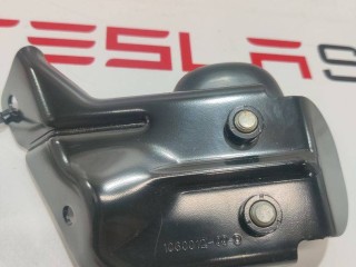 Кронштейн крепления петли (фиксатора) багажа, ориг. номер 1060012-00-D, Tesla Model X 2015-2021