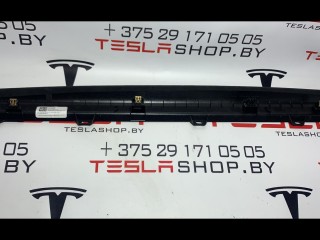 Накладка межсекционная подъемной задней двери, ориг. номер 1051547-06-C, Tesla Model X 2015-2021