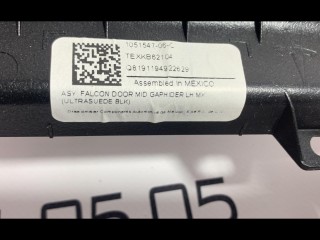 Накладка межсекционная подъемной задней двери, ориг. номер 1051547-06-C, Tesla Model X 2015-2021