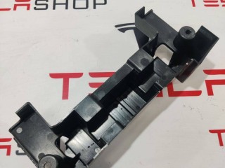 Кронштейн напольный 2-го ряда сидений, ориг. номер 1059716-00-D, Tesla Model X 2015-2021