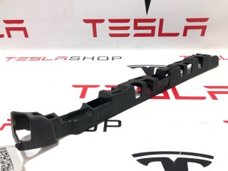Кронштейн накладки, стойки В, ориг. номер 1050784-00-C, Tesla Model X 2015-2021