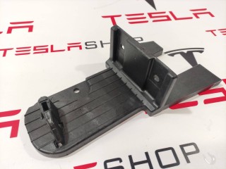 Кронштейн багажника боковой, ориг. номер 1066847-00-D, Tesla Model X 2015-2021