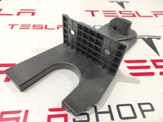 Кронштейн багажника боковой, ориг. номер 1066847-00-D, Tesla Model X 2015-2021