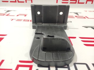 Кронштейн багажника боковой, ориг. номер 1066847-00-D, Tesla Model X 2015-2021