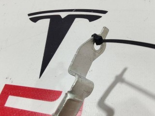 Зажим клеммы АКБ 12V (Плюс + ), ориг. номер 1067971-00-D, 1118182-73-H, Tesla Model 3 2017-2021