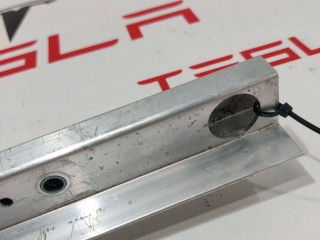 Планка держатель кронштейна АКБ, ориг. номер 1109808-00-C, Tesla Model 3 2017-2021