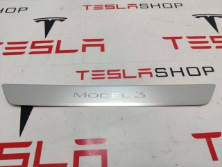 Накладка декоративная порога, ориг. номер 1504763-00-A, 1090844-00-C, Tesla Model 3 2017-2021