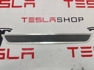 Накладка декоративная порога, ориг. номер 1504763-00-A, 1090844-00-C, Tesla Model 3 2017-2021