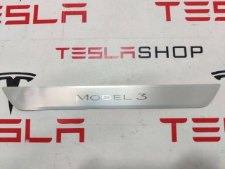 Накладка декоративная порога, ориг. номер 1504763-00-A, 1090844-00-C, Tesla Model 3 2017-2021