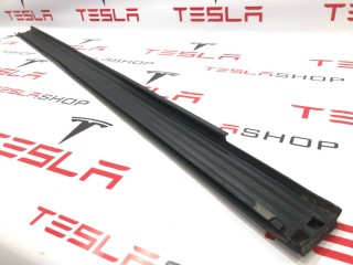 Уплотнитель порога, ориг. номер PT00002356, PT00002361, Rivian R1T 2021-2024