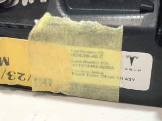 Накладка декоративная обшивки двери, ориг. номер 1624280-40-C, Tesla Model S 2-й рест 2021-2026