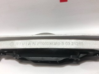 Петля (фиксатор) багажа, ориг. номер PT00038369-B, Rivian R1T 2021-2024