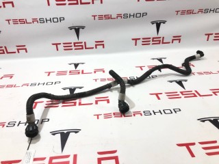 Патрубок системы охлаждения заднего мотора, ориг. номер 1585708-00-A, Tesla Model S 2-й рест 2021-2026