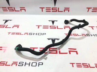 Патрубок системы охлаждения заднего мотора, ориг. номер 1585707-00-C, Tesla Model S 2-й рест 2021-2026