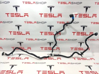 Патрубок системы охлаждения заднего мотора, ориг. номер 1585705-00-A, Tesla Model S 2-й рест 2021-2026