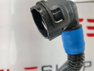 Патрубок системы охлаждения заднего мотора, ориг. номер 1585705-00-A, Tesla Model S 2-й рест 2021-2026