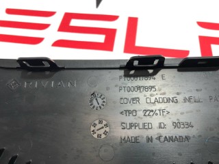 Накладка багажного проема внутренняя, ориг. номер PT00017894, PT00017895, Rivian R1T 2021-2024