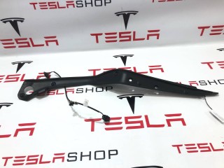 Накладка закрытия подъемной задней двери, ориг. номер 1037560-00-F, Tesla Model X 2015-2021