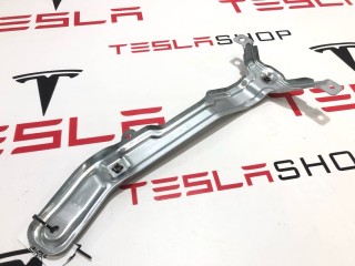 Кронштейн крепления обшивки двери, ориг. номер PT00044948C, Rivian R1T 2021-2024