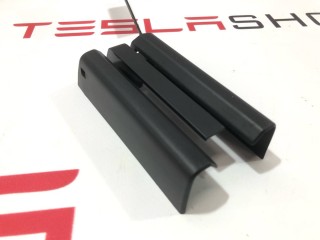 Заглушка салазки сиденья, ориг. номер 1051476-00-A, Tesla Model X 2015-2021