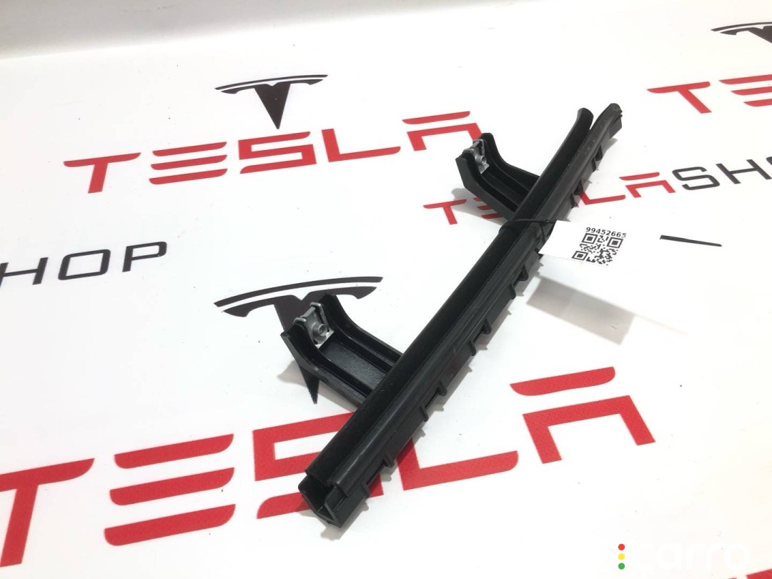 PT00002315, PT00046300 направляющая стеклоподъемника переднего Rivian R1T 2022г. - фото №1