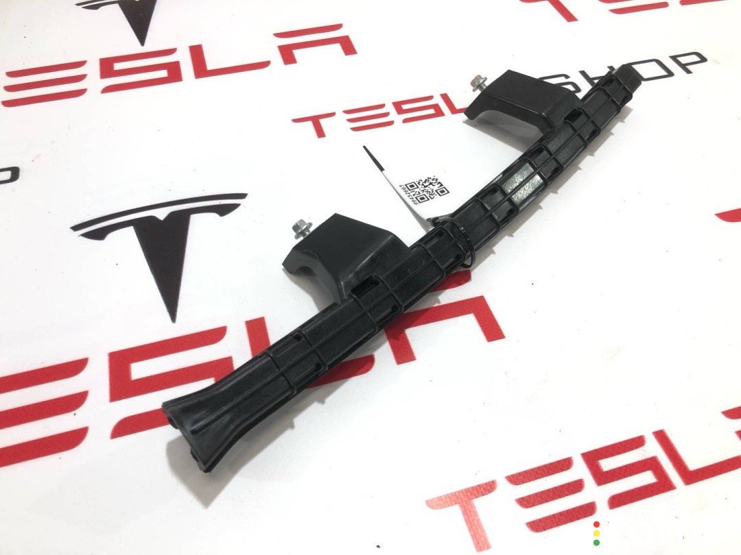 PT00002315, PT00046300 направляющая стеклоподъемника переднего Rivian R1T 2022г. - фото №3