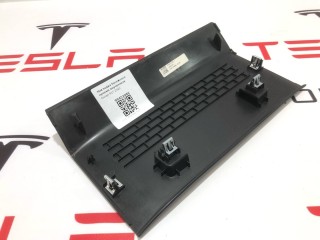 Накладка багажного проема внутренняя, ориг. номер PT00012128-F, PT00012126-D, Rivian R1T 2021-2024