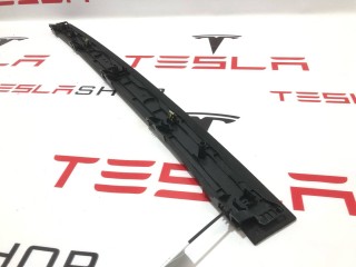 Накладка подъемной задней двери, ориг. номер 1055055-00-A, Tesla Model X 2015-2021