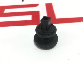 Клипса шпильки крепления грузовой сетки, ориг. номер PT00013136-H, PT00000292G, Rivian R1T 2021-2024