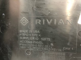 Подкапотный пластик бокса, ориг. номер PT00003230-E, PT00015362-B, RL00000044-G, Rivian R1T 2021-2024