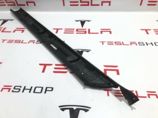 Накладка стойки А, ориг. номер PT00015996-H, Rivian R1T 2021-2024