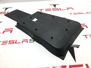 Коврик резиновый центральной консоли, ориг. номер PT00000898, Rivian R1T 2021-2024
