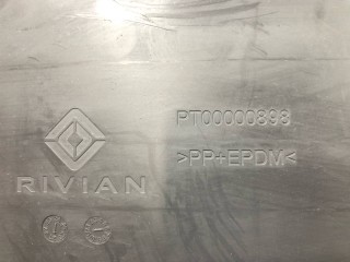 Коврик резиновый центральной консоли, ориг. номер PT00000898, Rivian R1T 2021-2024