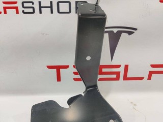 Кронштейн крепления защиты днища, ориг. номер 1073232-00-B, Tesla Model X 2015-2021