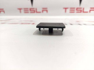 Заглушка облицовки крышки багажника, ориг. номер 1053206-00-D, Tesla Model X 2015-2021